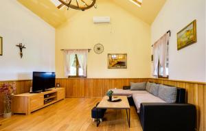 Gorgeous Home In Rovisce