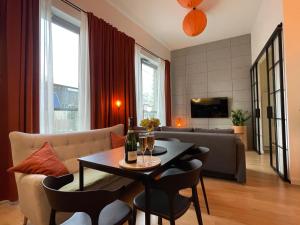 URBAN APARTMENTS PREMIUM, DOWNTOWN, Sokolska 30 Towers No 3 with PARKING, gym & sauna