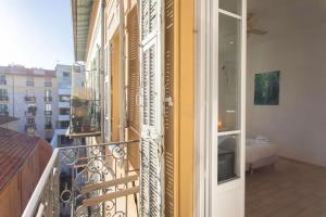 #21 2 Bdr balconies 10 mins walk to sea 5mins to tram