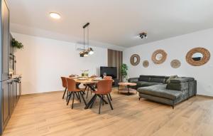 Lovely Home In Dabovi Stani With Kitchen