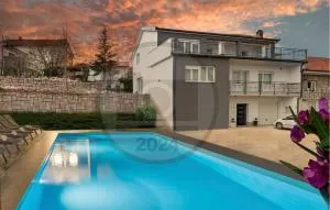 Amazing Home In Zmijavci With Kitchen - Drum