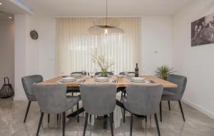 Amazing Home In Zmijavci With Kitchen