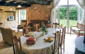 Maisons de vacances 4 Bedroom Gorgeous Home In Montpeyroux : photos des chambres