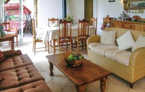 Maisons de vacances 4 Bedroom Gorgeous Home In Montpeyroux : photos des chambres