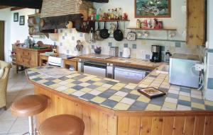 Maisons de vacances 4 Bedroom Gorgeous Home In Montpeyroux : photos des chambres