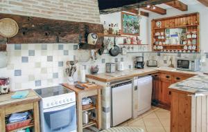 Maisons de vacances 4 Bedroom Gorgeous Home In Montpeyroux : photos des chambres