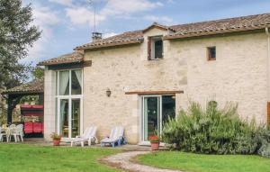 Maisons de vacances 4 Bedroom Gorgeous Home In Montpeyroux : photos des chambres