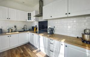 Maisons de vacances Lovely Home In Feignies With Wifi : photos des chambres