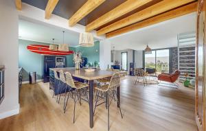 Maisons de vacances Gorgeous Home In Bretignolles-sur-mer With House A Panoramic View : photos des chambres