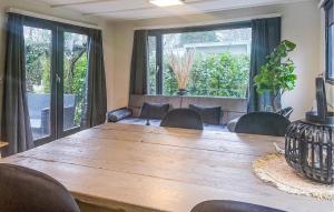 1 Bedroom Cozy Stacaravan In Putten