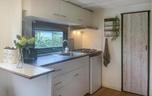 1 Bedroom Cozy Stacaravan In Putten