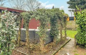 1 Bedroom Cozy Stacaravan In Putten