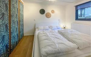 1 Bedroom Cozy StaCaravan In Putten