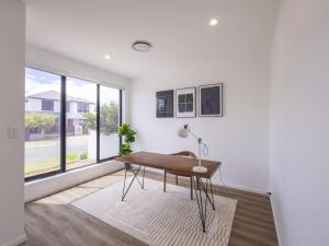 Modern Elegance Spacious 5BR Retreat in Rochedale