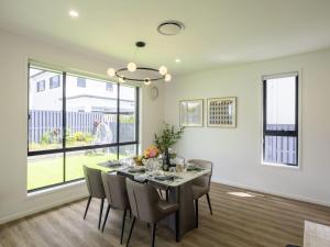 Modern Elegance Spacious 5BR Retreat in Rochedale