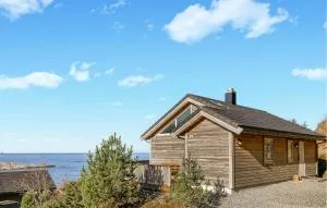 2 Bedroom Lovely Home In Raudeberg - Fossene