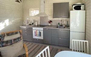 2 Bedroom Cozy Home In Farhult