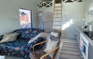 2 Bedroom Cozy Home In Farhult