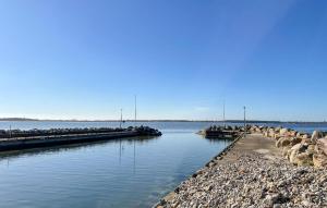 2 Bedroom Cozy Home In Farhult