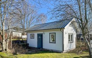 2 Bedroom Cozy Home In Farhult