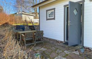 2 Bedroom Cozy Home In Farhult