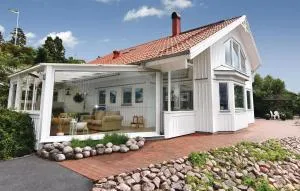 Nice Home In Alingsås With Lake View - Tollered