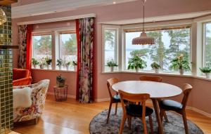 Nice Home In Alingsås With Lake View