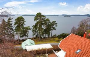 Nice Home In Alingsås With Lake View