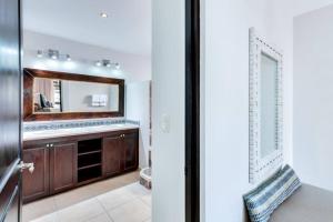 Rooftop balcony oceanfront PH condo with King beds