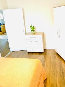 Bright One -Bed for 4 - Abeville Village