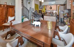 Maisons de vacances 2 Bedroom Gorgeous Home In Le Pontet : photos des chambres
