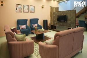 StayVistas The Aquamarine Villa - Igatpuri - Lakeside Retreat with Infinity Pool & Deck, Theatre Room & Gazebo