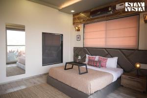 StayVistas The Aquamarine Villa - Igatpuri - Lakeside Retreat with Infinity Pool & Deck, Theatre Room & Gazebo