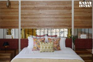 StayVistas The Aquamarine Villa - Igatpuri - Lakeside Retreat with Infinity Pool & Deck, Theatre Room & Gazebo