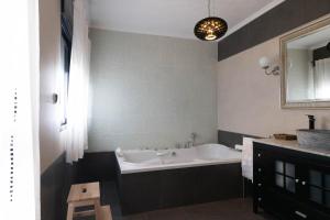 Villa en Valencia, piscina privada y metro 500m