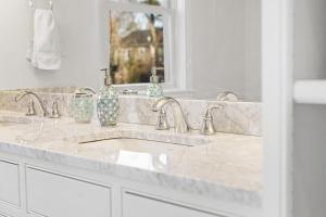 Modern Family Home Walkable to Town