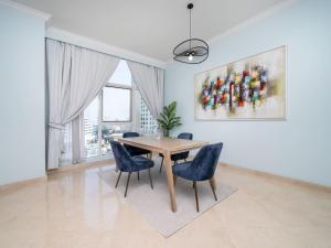 2 Bedroom Escape with Relaxing Marina Views