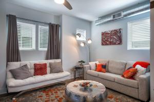 Modern Townhome, w Downtown Views, Rooftop Deck only 6min to Broadway