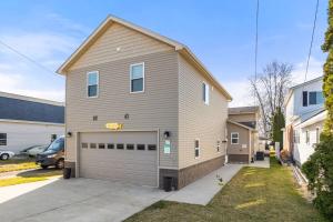 Lakeside Bliss 2BR, 1BA withModern Comforts