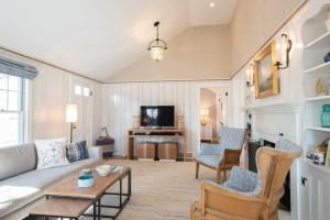 Designed for vacation Easy 0 3 mi walk to Grey Neck Beach