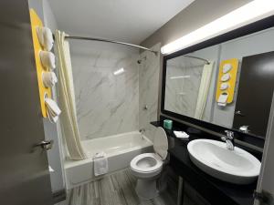 Queen Room - Non-Smoking room in Motel 6-Simpsonville SC - Greenville