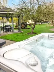 Tranquility Base - Family Fun Modern Farm House - Dalton Gardens