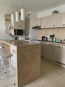 Appartements 3p, grd terrasse, jardin, centre-ville, 150m de la mer : photos des chambres