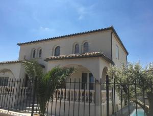 Villa charmante avec piscine à Saint-Gilles - 4hvězdičkové hotely ve městě Saint-Gilles