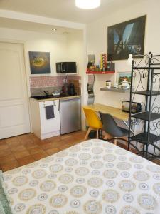 Studio au calme, dans village tranquille