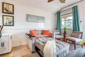 Cozy Decatur Cabin with Views about 1 Mi to Riverfront!