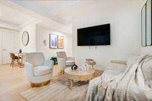 52-3DE Newly renovated 2BR BTH Midtown East