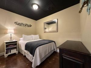 Haven at Hazel~Downtown Bungalow