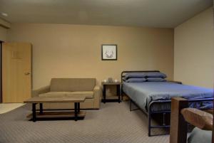 Nature Escape with Studio- Style Rooms Lake View