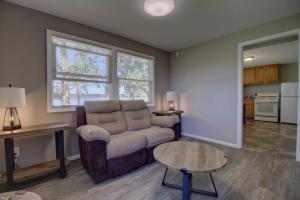 Bass Cabin at Spitzer Lake and Waterfront Views